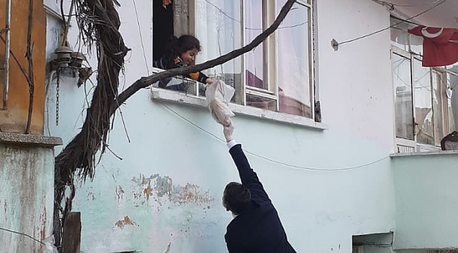 Ev ev gezerek ekmek dağıtıyorlar