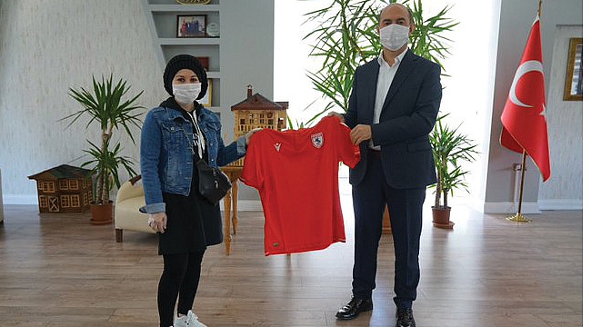 Evde kaldı formayı kaptı