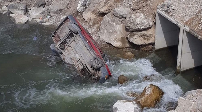 Otomobil 'çay'a devrildi