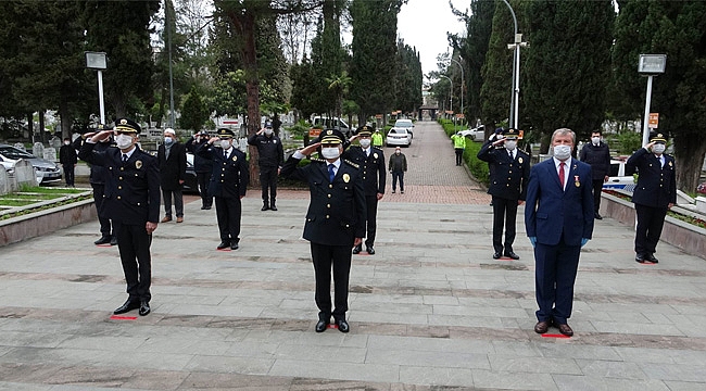 Şehitlikte sosyal mesafeli anma