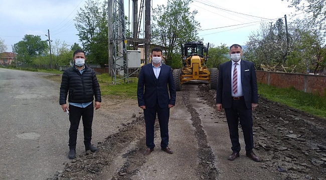 Virüs tedbirleri alarak asfalt çalışması