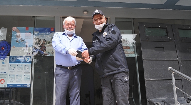 Yolda bulduğu parayı teslim etti