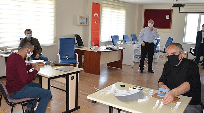 Yüz siperliği imal ediyorlar