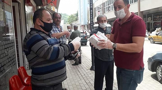 CHP halk pazarında maske dağıttı