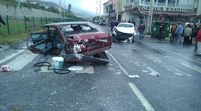 İki otomobil çarpıştı: 5 yaralı