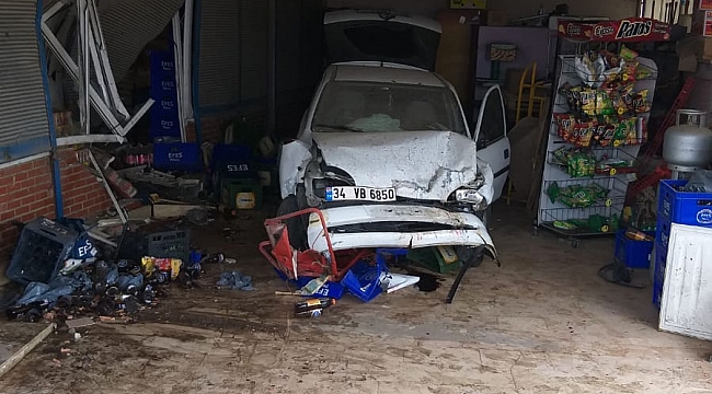  Kontrolden çıkan otomobil büfeye girdi