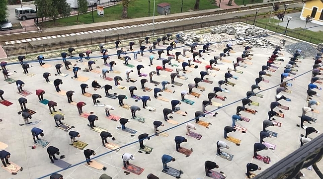 Tekkeköy’de tarihi alanda cuma namazı