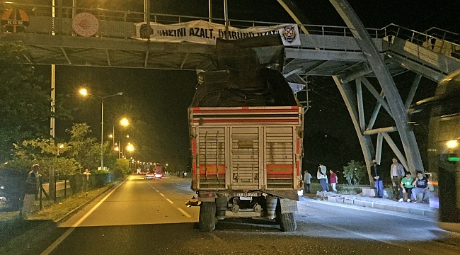 Tırın damperi üst geçide çarptı