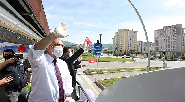 Üstü açık otobüsle bayram kutlaması