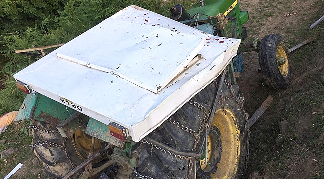 Devrilen traktörün altında can verdi