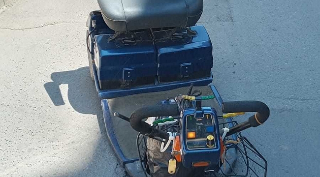 Engelli aracı çukura düştü