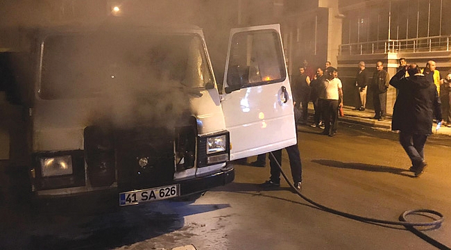 Seyir halindeki minibüs alev aldı