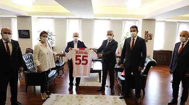 Vali Dağlı’ya  55 numaralı forma hediyesi