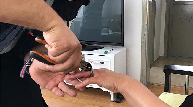 Parmağa sıkışan yüzüğü itfaiye ekipleri çıkardı