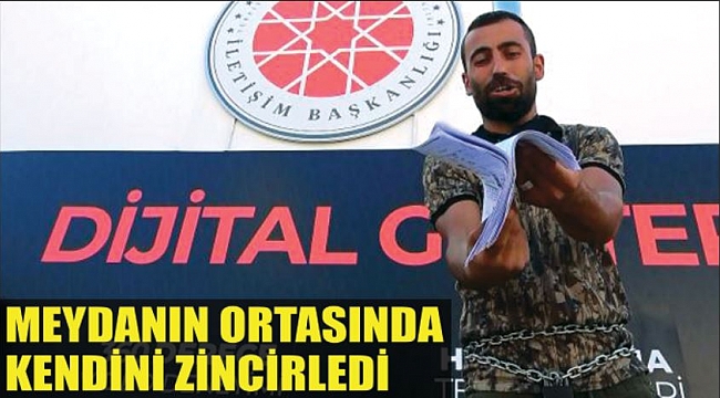 MEYDANIN ORTASINDA KENDİNİ ZİNCİRLEDİ