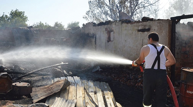 Ahır, samanlık ve garaj yandı
