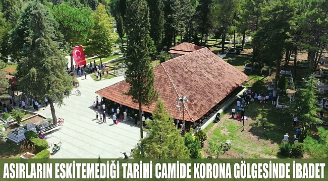 ASIRLARIN ESKİTEMEDİĞİ TARİHİ CAMİDE KORONA GÖLGESİNDE İBADET