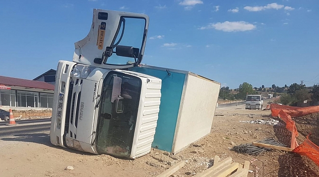 Devrilen kamyonetin sürücüsü yaralandı