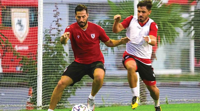 Erhan göz dolduruyor