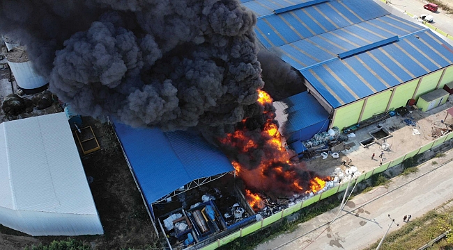 Geri dönüşüm fabrikası yandı