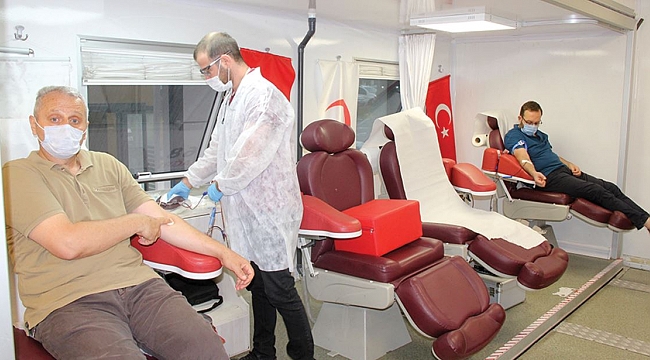 İŞ İNSANLARINDAN KIZILAY'A KAN BAĞIŞI