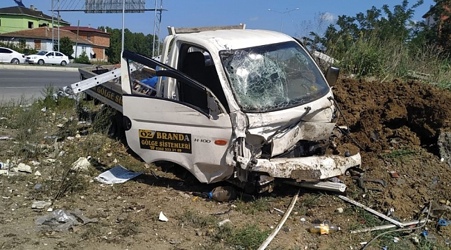 Kamyonet otomobile çarptı 