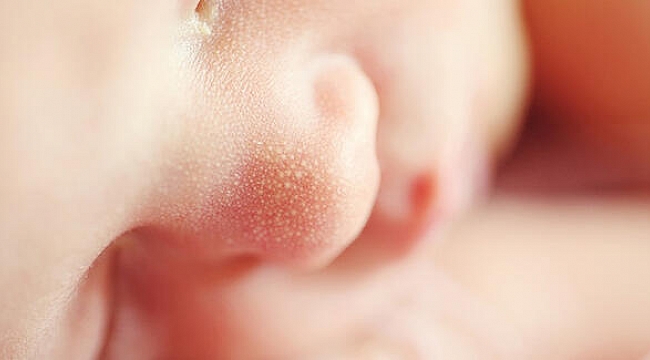 Kovid-19 anneleri bebeklerini emzirebilir