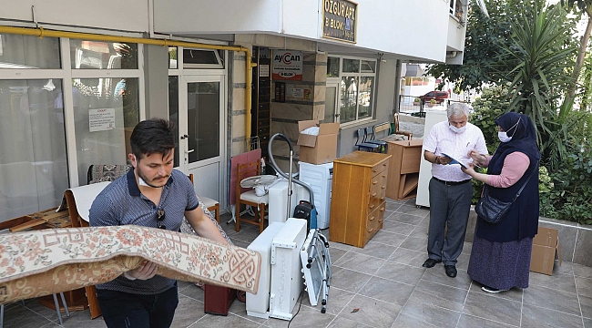 Ölen annesinin tüm eşyalarını bağışladı