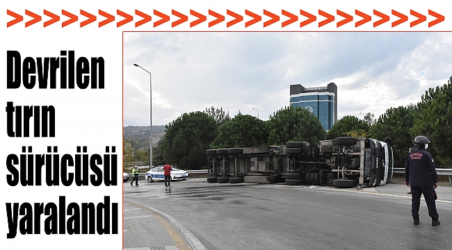 Devrilen tırın sürücüsü yaralandı