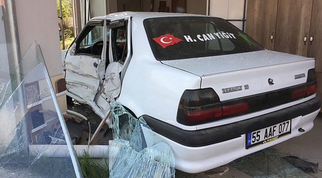 Otomobil dükkana girdi: 4 yaralı
