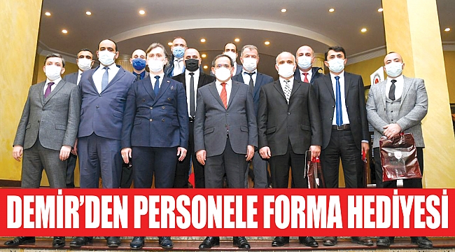 Demir’den personele forma hediyesi
