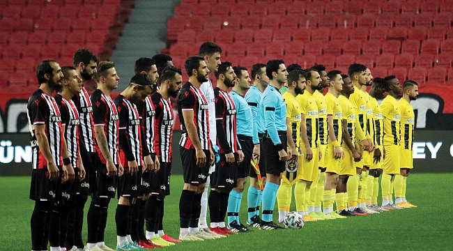 Efsaneler için saygı duruşu