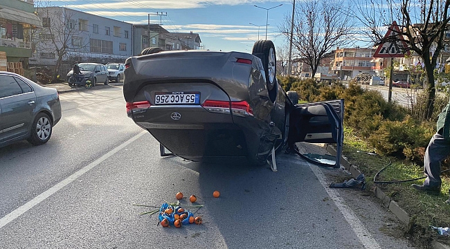 Kamyon ile çarpışan otomobil devrildi