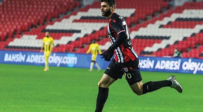 Nadir ikinci golünü attı