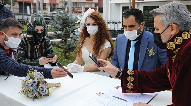 Nikahlar sosyal mesafeli açık havada kıyılıyor