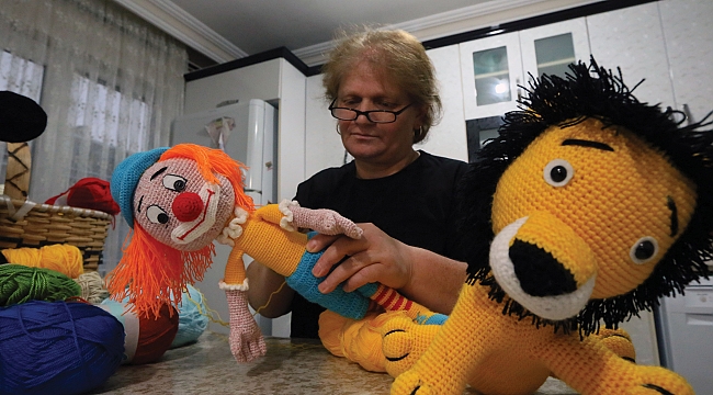 Örgü bebek yaparak geçimini sağlıyor