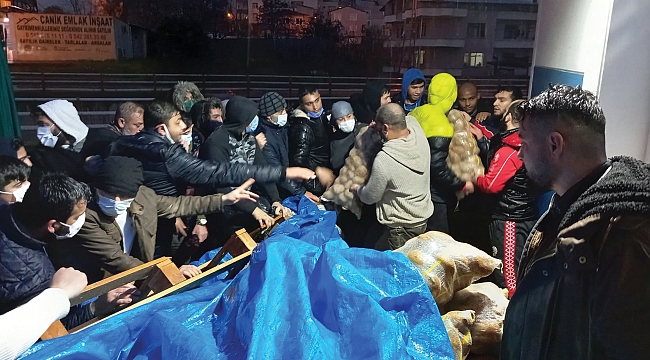 800 çuval patatesi ücretsiz dağıttı