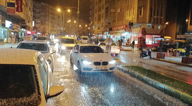 Bafra'da beklenen kar dolu şeklinde yağdı