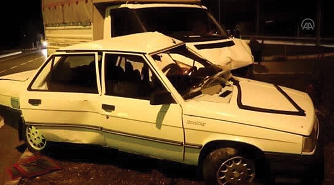 Otomobil ile kamyonet çarpıştı: 3 yaralı