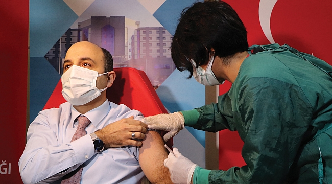 Sağlık çalışanları aşılanıyor