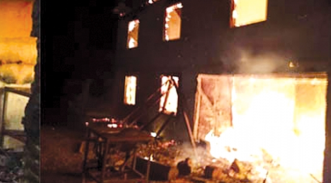 Yeni yılın ilk yangınında 2 katlı bina küle döndü