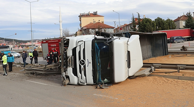 Buğday yüklü tır devrildi
