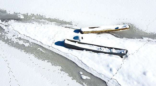 Ladik Gölü'nün yüzeyi buzla kaplandı
