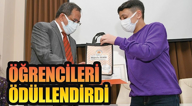 Öğrencileri ödüllendirdi
