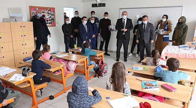 Öğrencilerin sevincine ortak oldu