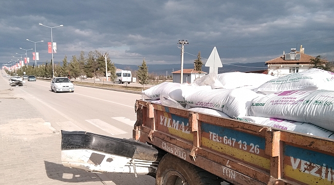 Otomobil traktöre çarptı