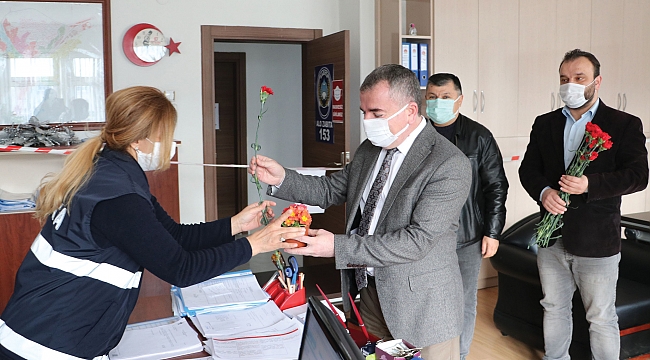 Özdemir’den çalışan kadınlara karanfil