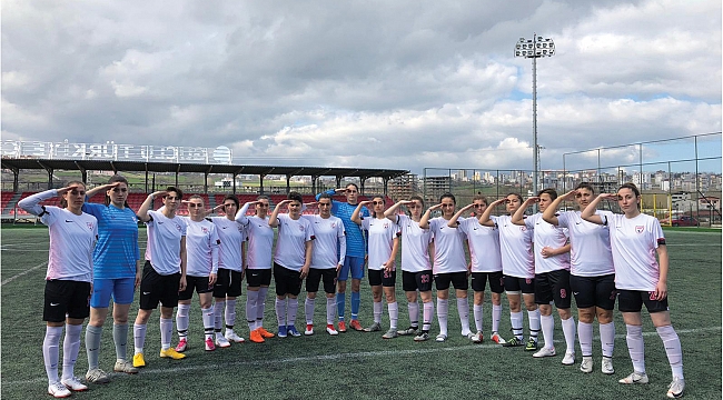 Şampiyon kızlar sahaya döndü