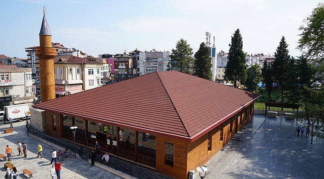 Tarihi cami dikkat çekiyor