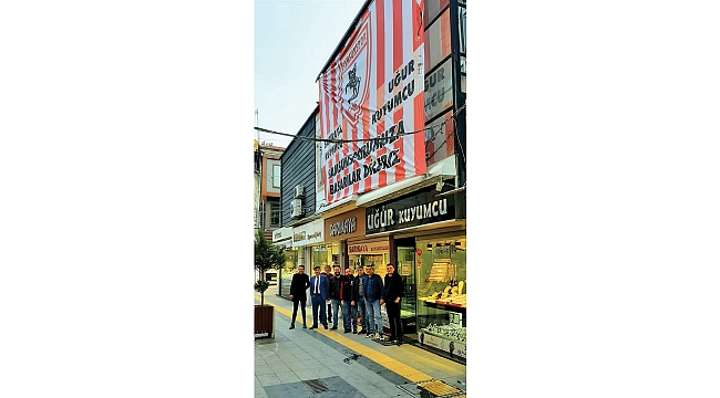 Bayraklar asılıyor